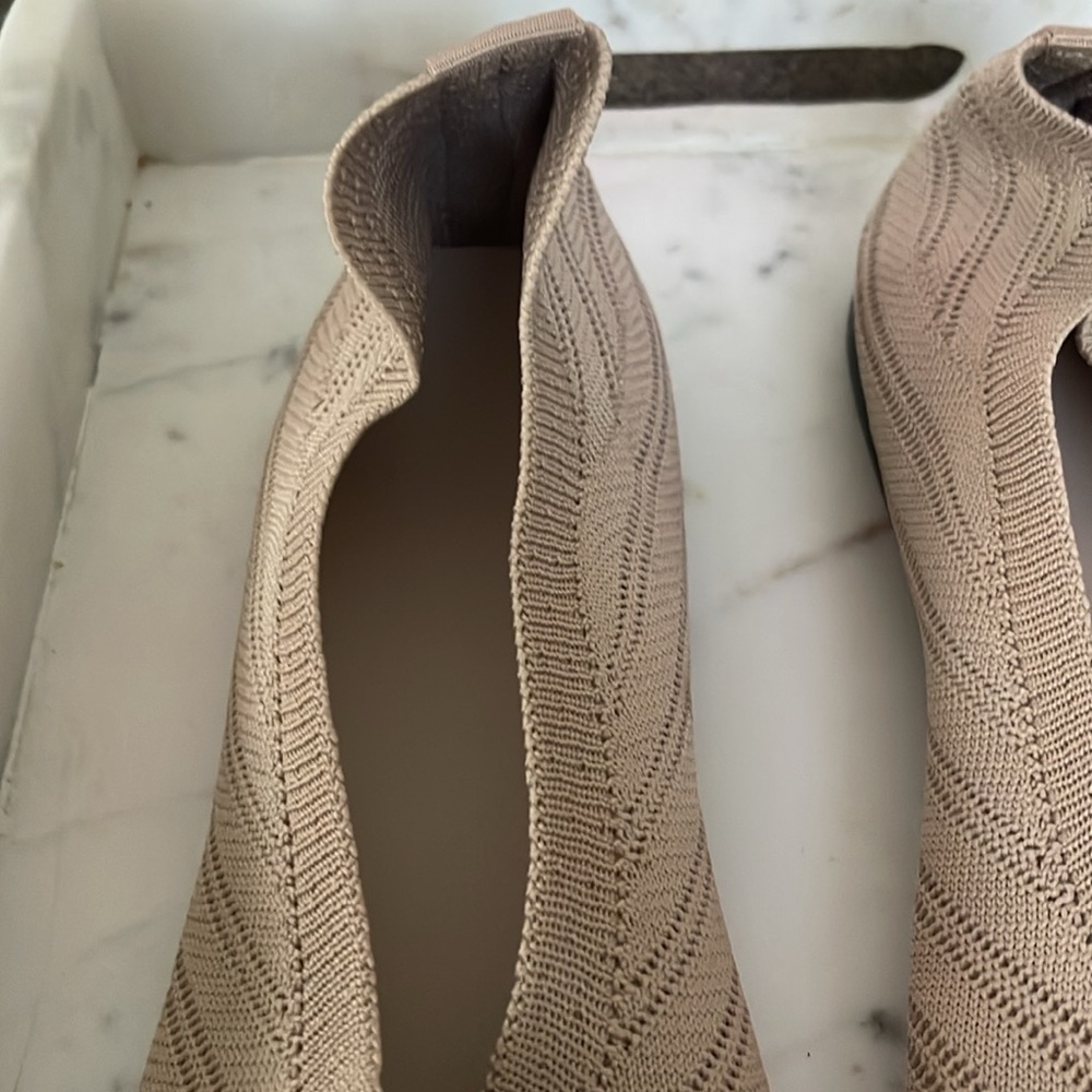 Beige/blush pointy toe flats. Size 10. Never worn only tried on. - Picture 3 of 6